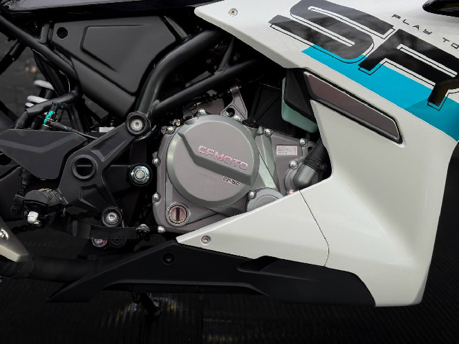 Мотоцикл CFMOTO 300SR