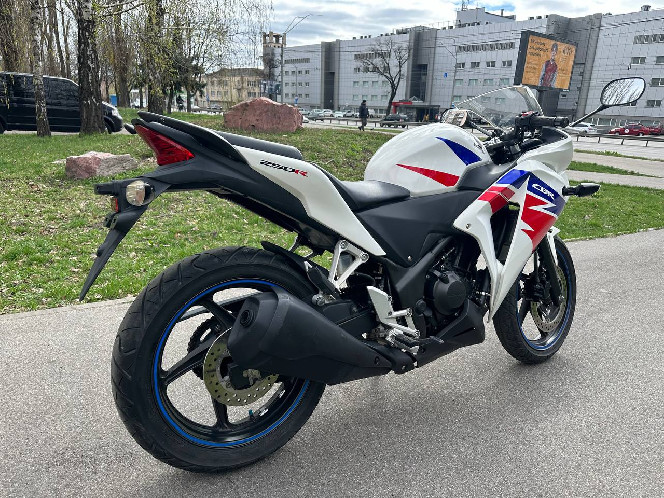 Мотоцикл HONDA CBR 250R 2014 год, б/у (9850 км)