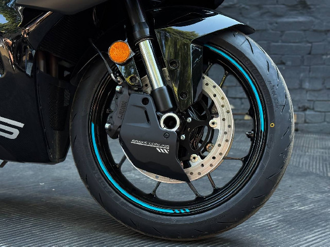 Мотоцикл CFMOTO 675SR-R