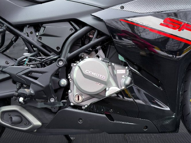 Мотоцикл CFMOTO 250SR