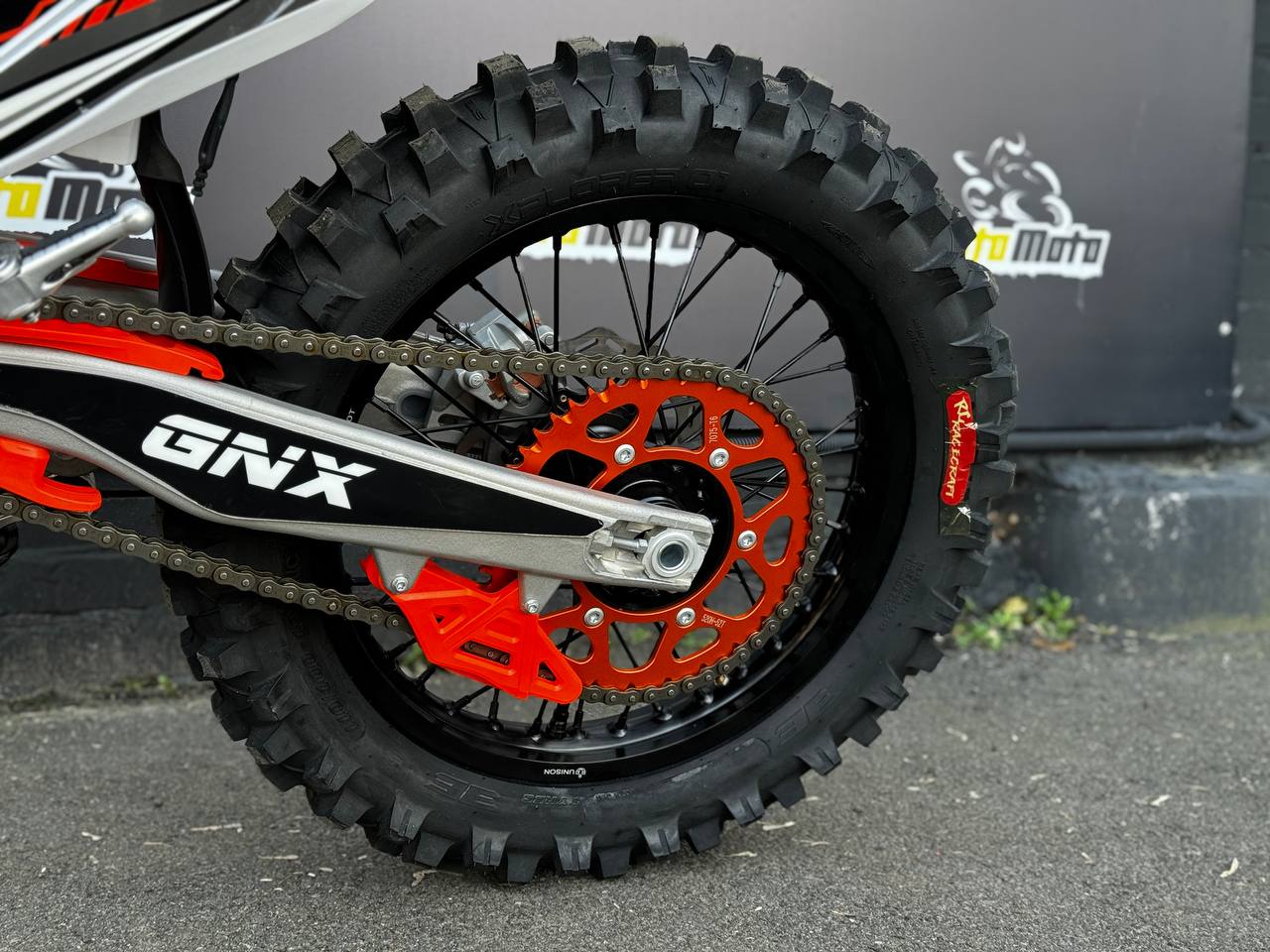 Характеристики Мотоцикл GEON DAKAR GNX 300NB Carb (21/18) МКПП 6